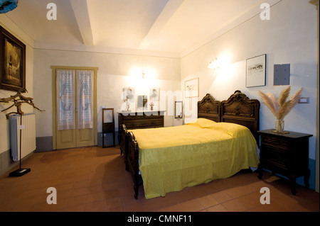 Italien Piemont Langhe Santo Stefano Belbo Haus Pavese Schlafzimmer Stockfoto