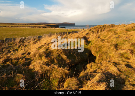 Dunnet Head aus einem prähistorischen chambered Cairn in der Nähe von Schinken, Caithness, Schottland, UK Stockfoto