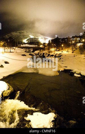 Winterabend in der Ski resort Hovden, mit Schnee bedeckten Otra Fluss vorbei an dem Dorf im Setesdal, Norwegen Stockfoto