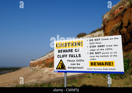 Hüten Sie sich vor der Klippe fällt Warnzeichen, Hunstanton, Norfolk, England, UK Stockfoto