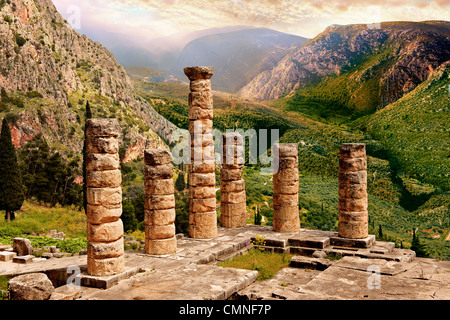 Die Ruinen des 4. Jh. v. Chr. der Apollotempel, ein peripteral Doric Gebäude. Delphi, archäologische Stätte, Griechenland, Stockfoto