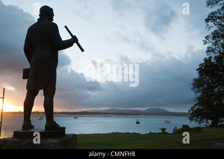 Statue von Captain James Cook, der sein Schiff in der Nähe von Gegenwart Cooktown im Jahre 1770 landete "Sich bemühen". Cooktown, Queensland, Australien Stockfoto