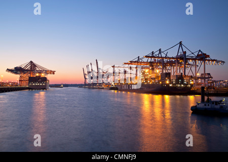 Containerterminal im Hafen Hamburg, Deutschland Stockfoto