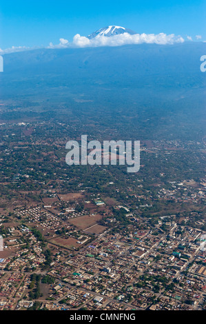 Kilimanjaro und Moshi Town center, Luftaufnahme, Tansania Stockfoto