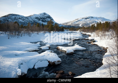 Winter in Hovden/Süd-Norwegen mit Otra Fluss und Skiberg Schlinge mit Schnee bedeckt Stockfoto