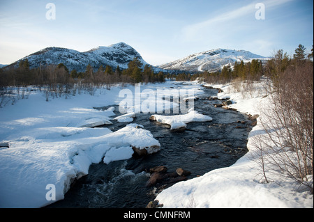 Winter in Hovden/Süd-Norwegen mit Otra Fluss und Skiberg Schlinge mit Schnee bedeckt Stockfoto