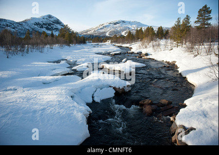 Winter in Hovden/Süd-Norwegen mit Otra Fluss und Skiberg Schlinge mit Schnee bedeckt Stockfoto