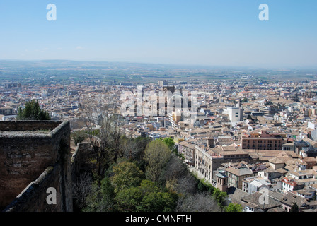 Die Kathedrale und die Innenstadt von der Burg gesehen, Palast von Alhambra, Granada, Provinz Granada, Andalusien, Spanien in Westeuropa. Stockfoto