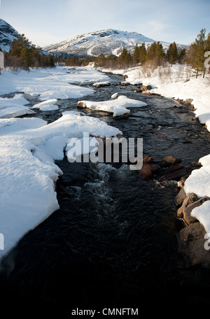 Winter in Hovden/Süd-Norwegen mit Otra Fluss und Skiberg Schlinge mit Schnee bedeckt Stockfoto