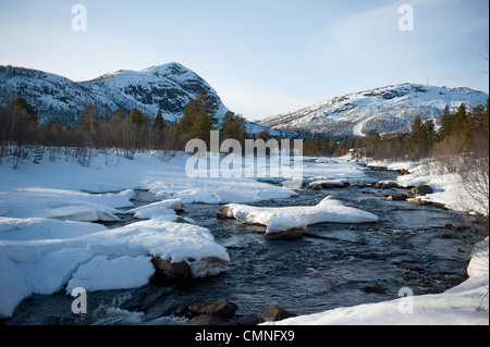 Winter in Hovden/Süd-Norwegen mit Otra Fluss und Skiberg Schlinge mit Schnee bedeckt Stockfoto