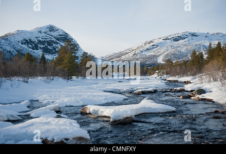 Winter in Hovden/Süd-Norwegen mit Otra Fluss und Skiberg Schlinge mit Schnee bedeckt Stockfoto