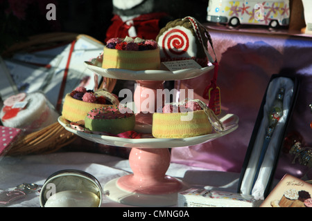 gestrickte Cupcakes auf der Torte stehen in einem Schaufenster Stockfoto