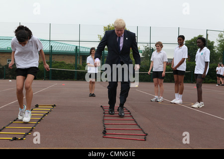 SEB Coe und Boris Johnson besuchen eine Schule im Norden von London zu die Olympischen Spielen 2012 zu fördern. Sie den Kinder-Reportern zu sprechen und spielen Stockfoto