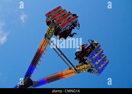 Messegelände fahren Spinnen Menschen hoch in die Luft Sheffield Stadtzentrum South Yorkshire England UK Stockfoto