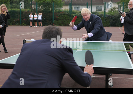 SEB Coe und Boris Johnson besuchen eine Schule im Norden von London zu die Olympischen Spielen 2012 zu fördern. Sie den Kinder-Reportern zu sprechen und spielen Stockfoto