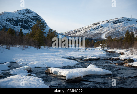 Blick auf den Fluss Otra und Noosa Skiberg im Winter in Hovden, ein Skigebiet in Setesdal, Südnorwegen Stockfoto