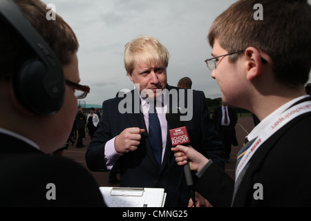 SEB Coe und Boris Johnson besuchen eine Schule im Norden von London zu die Olympischen Spielen 2012 zu fördern. Sie den Kinder-Reportern zu sprechen und spielen Stockfoto