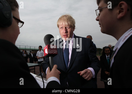 SEB Coe und Boris Johnson besuchen eine Schule im Norden von London zu die Olympischen Spielen 2012 zu fördern. Sie den Kinder-Reportern zu sprechen und spielen Stockfoto