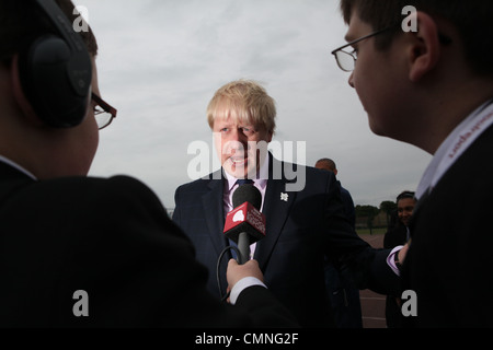 SEB Coe und Boris Johnson besuchen eine Schule im Norden von London zu die Olympischen Spielen 2012 zu fördern. Sie den Kinder-Reportern zu sprechen und spielen Stockfoto