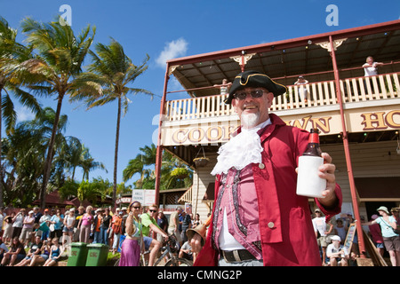 Ausrufer mit Cooktown Hotel im Hintergrund während Cooktown Entdeckung Festivals. Cooktown, Queensland, Australien Stockfoto