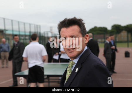 SEB Coe und Boris Johnson besuchen eine Schule im Norden von London zu die Olympischen Spielen 2012 zu fördern. Sie den Kinder-Reportern zu sprechen und spielen Stockfoto