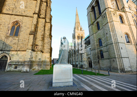 Chichester Kathedrale mit einer Statue des St. Richard im Vordergrund West Sussex UK Stockfoto