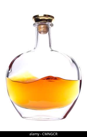 Cognac-Flasche ohne Etikett auf dem weißen Hintergrund. Stockfoto