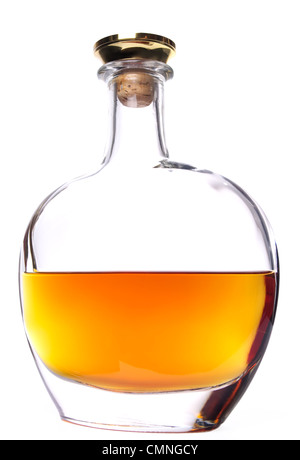 Cognac-Flasche ohne Etikett auf dem weißen Hintergrund. Stockfoto