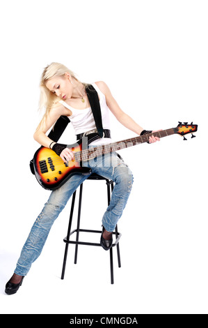 Niedlichen Mädchen spielen auf der e-Bass, auf dem weißen Hintergrund isoliert. Stockfoto