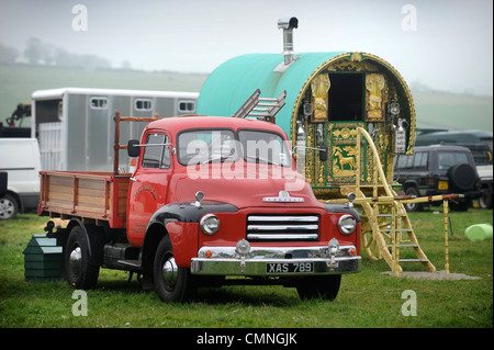 Eine klassische LKW und ein dekoratives Pferd gezogenen Wohnwagen oder Zigeunerwagen bei Stow-on-the-Wold Pferd Messe Mai 2009 UK Stockfoto