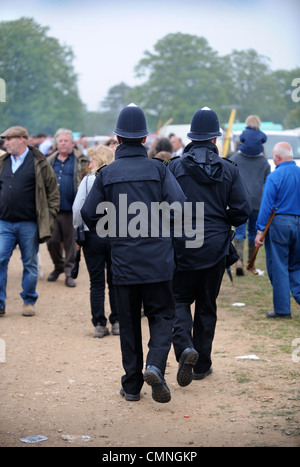 Zwei Polizisten bei der Stow-on-the-Wold Horse fair Mai 2009 UK Stockfoto