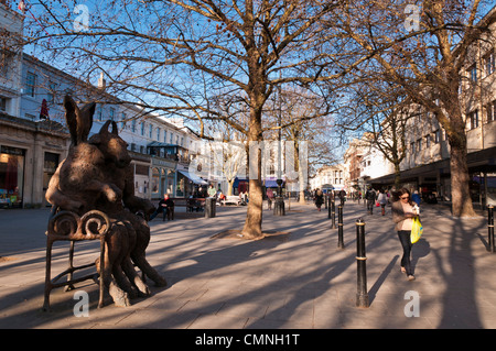 eine Bronzeskulptur von Minotaurus und der Hase von Sophie Ryder und Cavendish Haus auf der rechten, der Promenade, Cheltenham Stockfoto