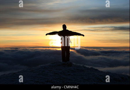 Walker mit Armen, Blick auf den Sonnenuntergang und Cloud Inversion nahe dem Beinn Ghlas Gipfel eines Ben Lawers Gruppe Munros Stockfoto