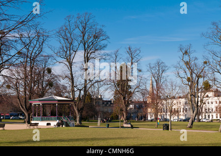 Montpellier Gärten und Regency Gebäude in Cheltenham, Gloucestershire, UK Stockfoto