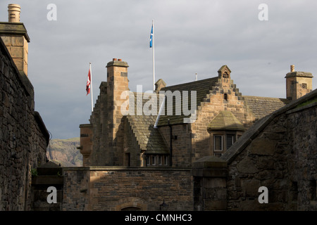 Struktur des Edinburgh Castle - Blick auf das Gebäude im Inneren der Burg zusammen mit 2 Fahnen und ihre Fahnenmasten, bewölkter Himmel Stockfoto