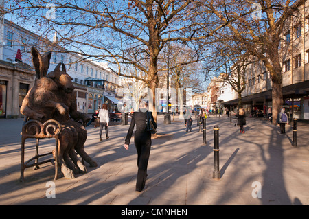 eine Bronzeskulptur von Minotaurus und der Hase von Sophie Ryder und Cavendish Haus auf der rechten, der Promenade, Cheltenham Stockfoto