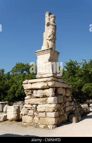 Antike Agora. Athen. Griechenland. Blick auf Triton Kolossalstatue aus 4 Statuengruppe, die Teil der monumentalen Eingang Stockfoto