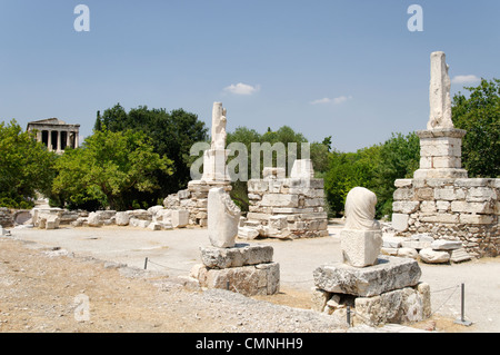 Antike Agora. Athen. Griechenland. Blick auf den Vorplatz und Kolossalstatuen von Riesen und Tritonen auf Sockeln, die gehörten Stockfoto