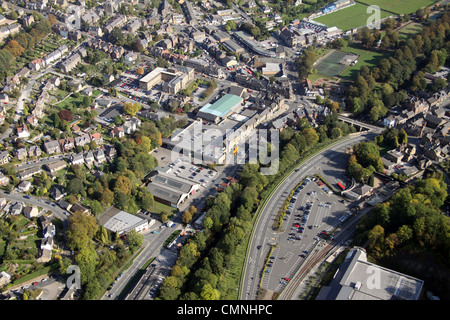 Luftaufnahme des Stadtzentrums von Matlock, einschließlich des Crown Square, Derbyshire Stockfoto