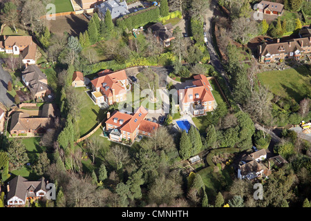 Luftaufnahme von einem kleinen Neubaugebiet in Surrey Stockfoto