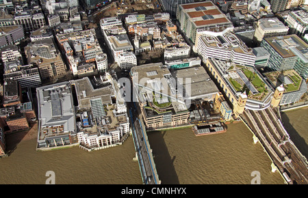 Luftaufnahme von Southwark Bridge & Cannon Street Station, Upper Thames Street, London EC3 Stockfoto