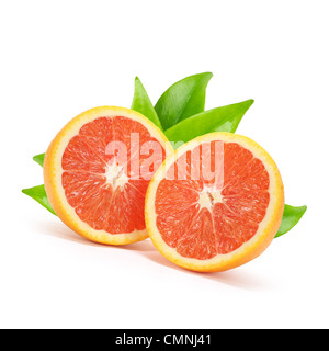 Zwei orange Hälften mit Blättern isoliert auf weiss Stockfoto