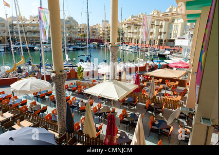 Restaurantbereich im Hafen von Benalmadena Spanien Costa Del Sol und Umgebung Stockfoto