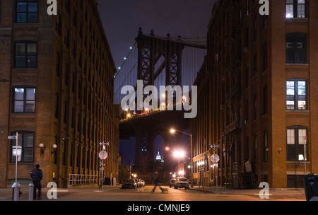 Eine Person geht vor der Manhattan Bridge in Brooklyn, New York, USA, am 25. Februar 2012. (Adrien Veczan) Stockfoto