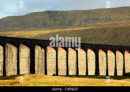 Das Ribblehead-Viadukt an der Bahnstrecke Settle-Carlisle in der Yorkshire Dales National Park, England; Whernside hinter Stockfoto