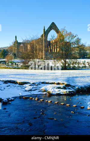 Winter in Bolton Abbey, neben dem Fluß Wharfe, North Yorkshire Stockfoto