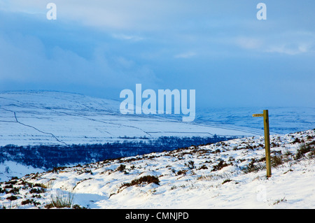 Wegweiser oberhalb Arncliffe im Winter, North Yorkshire Stockfoto