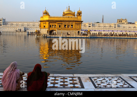 Anhänger bei der Goldene Tempel, auch bekannt als Harmindar Sahib, der heiligste Ort der Sikhs in Amritsar, Punjab, Indien. Stockfoto