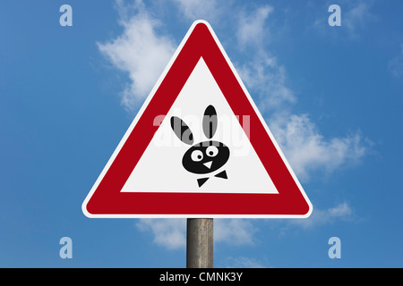 Detail-Foto von ein Warnschild mit einem Osterhasen in der Mitte, Hintergrund-Himmel. Stockfoto