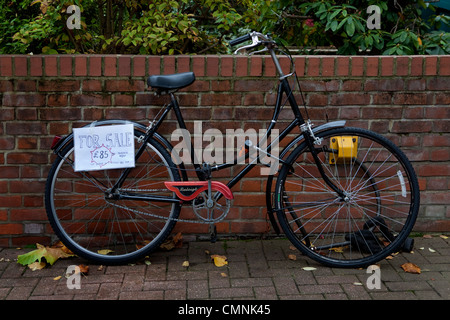 Vintage Womans Fahrrad zu verkaufen Stockfoto